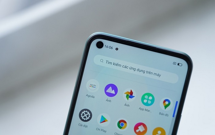 Realme 7i được trang bị màn hình đục lỗ