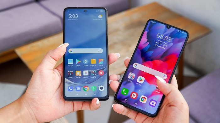 Màn hình Poco X3 bên trái và Vsmart Aris bên phải