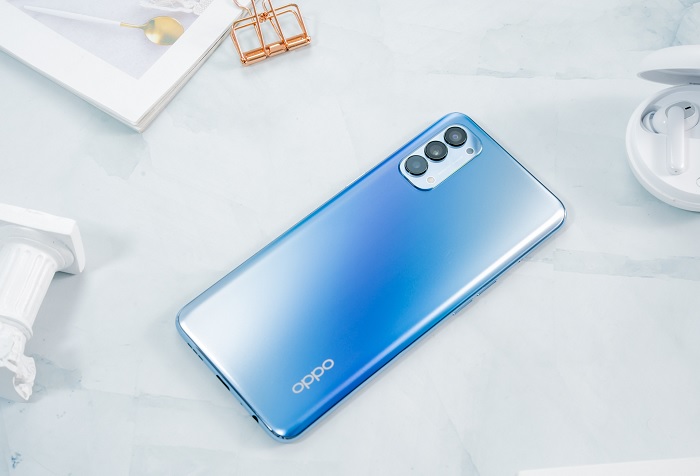 Trọng lượng của Reno 4 khá nhẹ…
