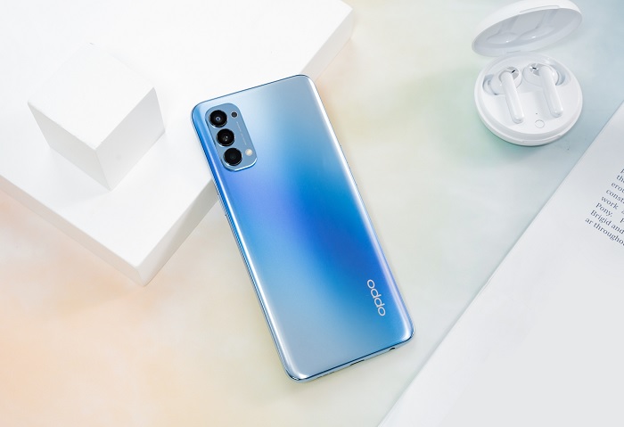 Trong khi mặt lưng A93 sở hữu những vệt màu long lanh, Reno4 cũng có mặt lưng với hiệu ứng gradient thu hút