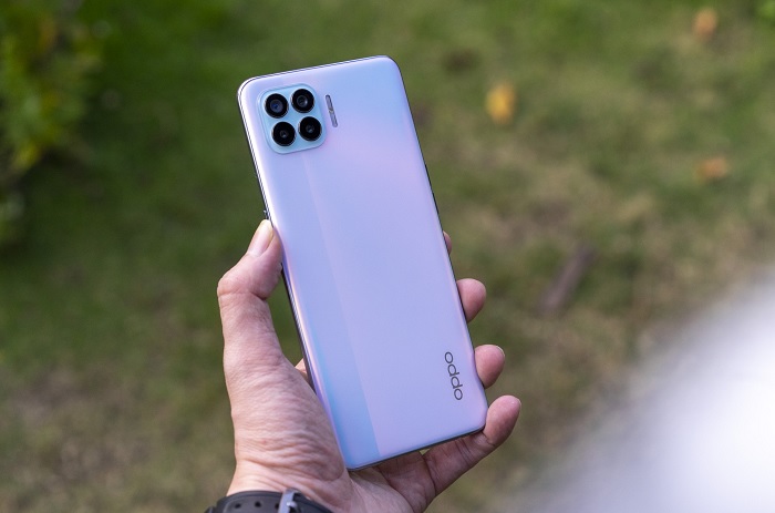 Dưới mỗi góc độ ánh sáng OPPO A93 lại có một màu mới