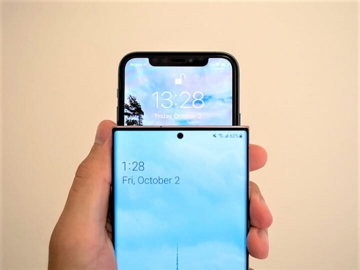 Lỗ đục trên Galaxy Note 20 Ultra chỉ chứa duy nhất camera selfie, trong khi iPhone 12 chứa thêm cả cảm biến Face ID nên có kích thước khá lớn