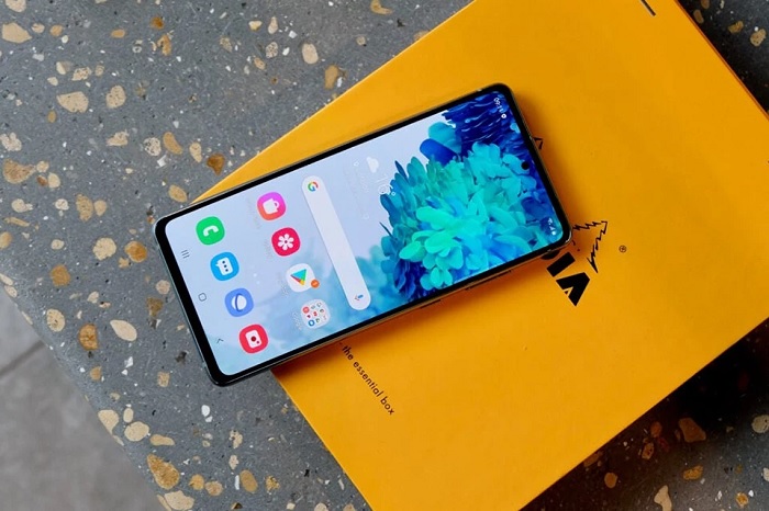 Kích thước 6.5 inch với tấm nền AMOLED cho màu sắc hiển thị sống động