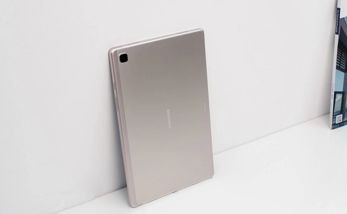 Tablet mới nhất nhà Samsung có sẵn với hai màu đồng ánh kim và xám thiên thạch thanh lịch