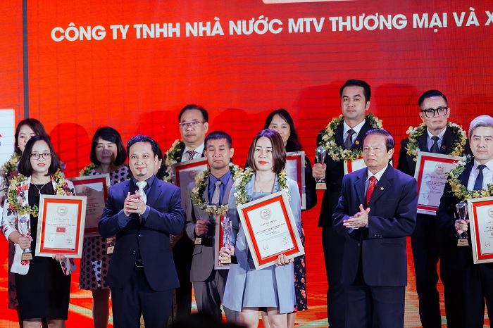 Bà Đinh Thị Dung - Giám đốc Trung tâm Bán lẻ Viettel Store nhận Giấy chứng nhận Top 10 nhà Bán lẻ uy tín từ Ban tổ chức