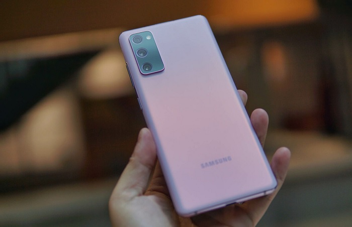 Mặc dù có phần viền khá dày, nhưng khi trên tay Samsung Galaxy S20 FE bạn sẽ có cảm giác chắc chắn và vừa tay