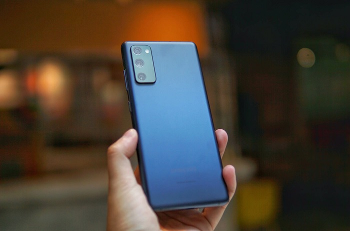 Chất liệu nhựa cứng trên smartphone cao cấp Note 20 cũng được sử dụng trên S20 FE