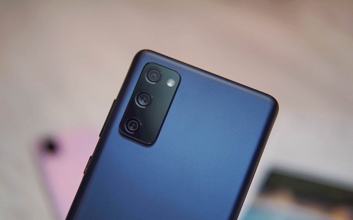 Cụm 3 camera cùng đèn Flash được đặt gọn gàng phía mặt sau máy