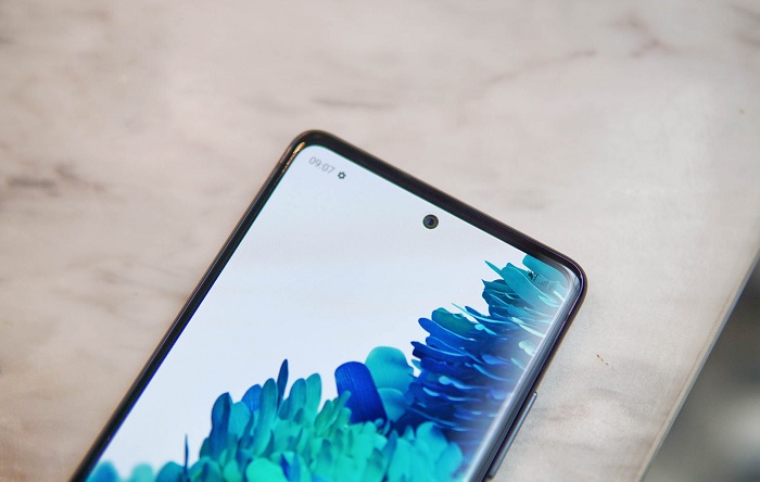 Camera selfie hình nốt ruồi được đặt chính chính giữa cân đối thân thiện với người nhìn