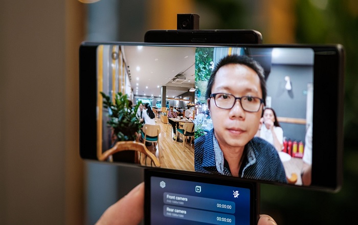 LG Wing sử dụng camera selfie thò thụt. Thiết kế này cho phép người dùng có thể quay được video cùng lúc bằng 2 camera, chế độ chia đôi màn hình hoặc 1 màn hình lớn, 1 màn hình nhỏ