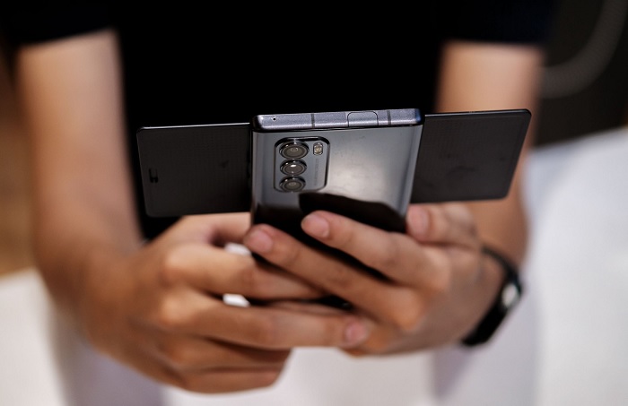 Trên tay LG Wing khi mở hết ra màn hình chính không quá nặng nên có thể đứng vững chắc