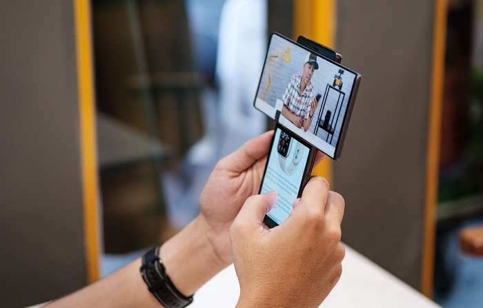 Hai màn hình riêng biệt cho phép người dùng mở 2 cùng lúc 2 ứng dụng và hoạt động độc lập với nhau