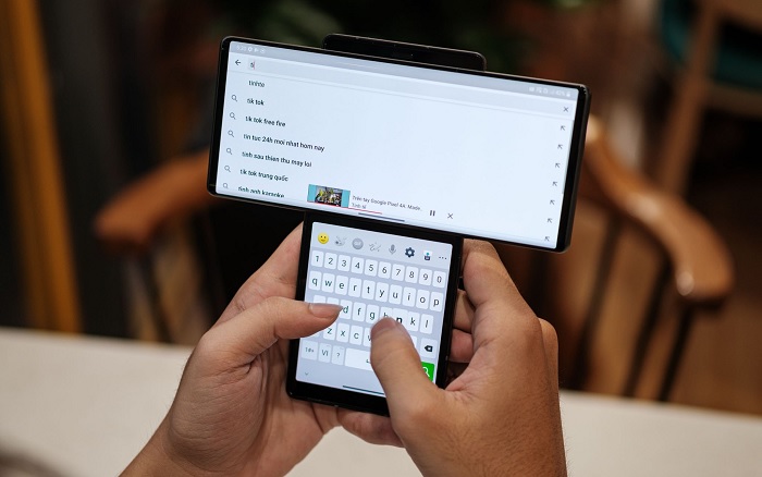 Khi cần soạn thảo, màn hình phụ tự động chuyển đổi thành bàn phím