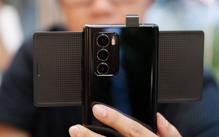 Mặt sau LG Wing sau khi mở màn hình lên