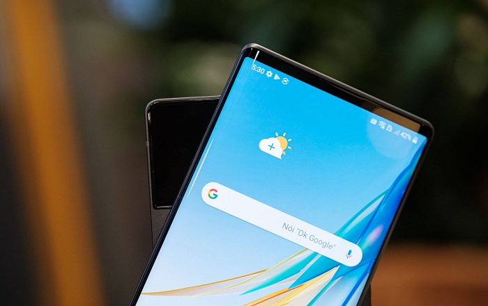 Nếu muốn đóng lại, các bạn chỉ cần dùng một lực nhẹ để đẩy màn hình xuống theo chiều ngược chiều kim đồng hồ. Máy sẽ tự động được đóng lại