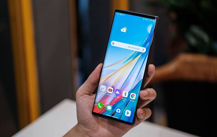 LG Wing trở thành một chiếc smartphone thông thường như bao chiếc smartphone khác. Máy chỉ năng 260 gram và là chiếc máy rất nhẹ