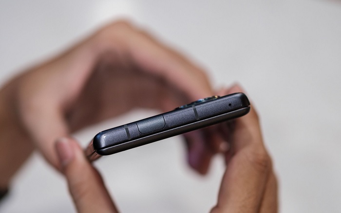 Đỉnh máy sau khi gập lại chỉ dày hơn Note 20 Ultra khoảng 15 đến 20%