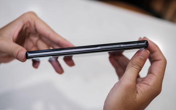 Cạnh trái của LG Wing được bố trí khe cắm SIM