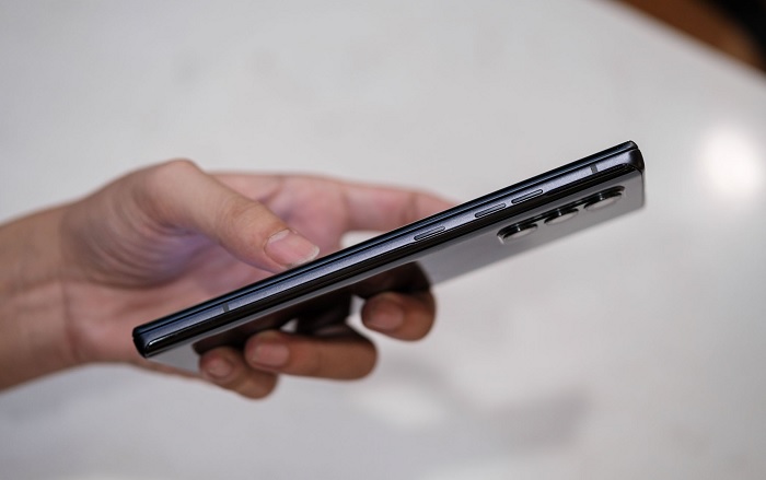 Cạnh phải bố trí phím tăng giảm âm lượng và nút nguồn