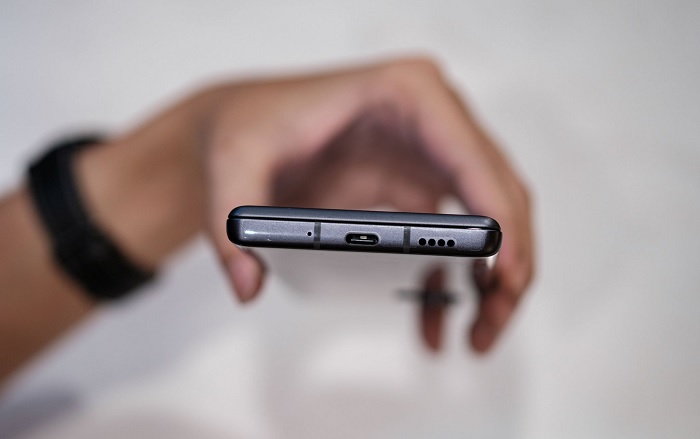 Cạnh đáy gồm mic, dải ăng ten, cổng USB-C và loa ngoài