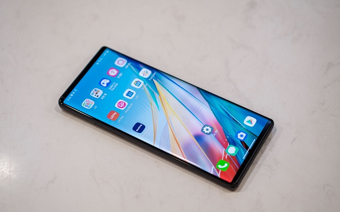 Các cạnh viền đều rất mỏng nhờ thiết kế camera pop-up