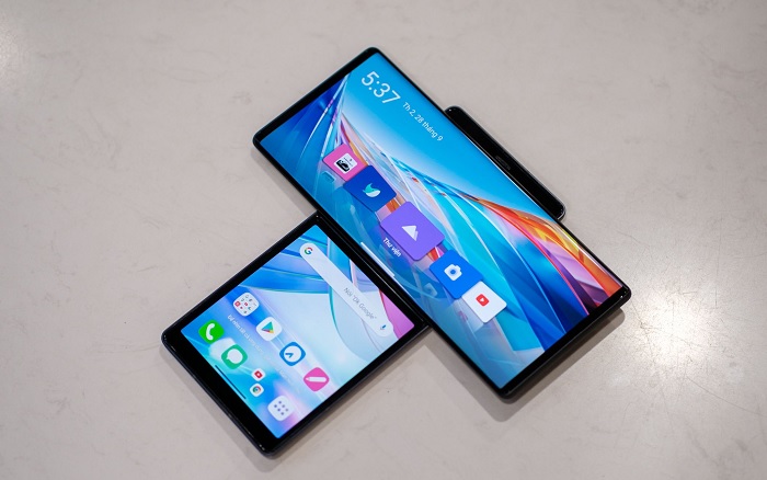 LG Wing được trang bị chip tầm trung Snapdragon 765G, RAM 8GB, ROM 128GB/256GB, hỗ trợ thẻ nhớ ngoài lên đến 2TB, pin 4.000 mAh, hỗ trợ sạc không dây, QC 4+, chạy trên Android 10, không có jack tai nghe 3.5 mm và được trang bị wifi 5m NFC và Bluetooth 5.1. Người dùng có 2 lựa chọn về màu sắc là Xám đen và Xanh