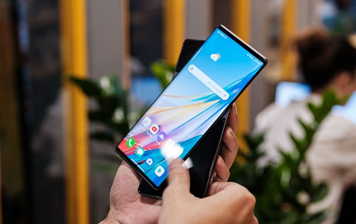 Muốn mở được màn hình thứ 2, người dùng cần phải dùng tay đẩy và trượt sang 1 bên