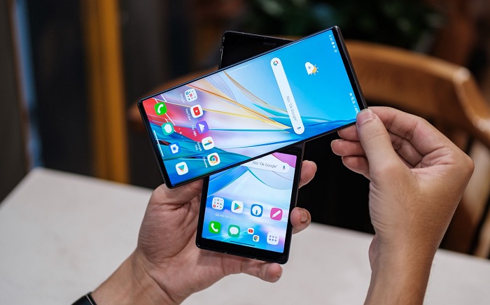 Đến vị trí khoảng 45 độ, LG Wing sẽ tự động được bung lên đúng vị trí. Lực bung vừa phải và không tạo ra hiện tượng giật cho máy