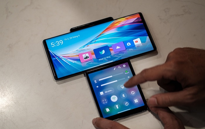 Máy đã lên đến vị trí của mình trong đó màn hình hiển thị gồm 6.8 inch và 3.9 inch