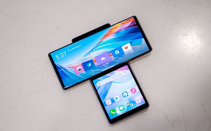 Màn hình phụ có viền khá dày, trong khi màn hình chính được tối ưu mỏng hơn khá nhiều