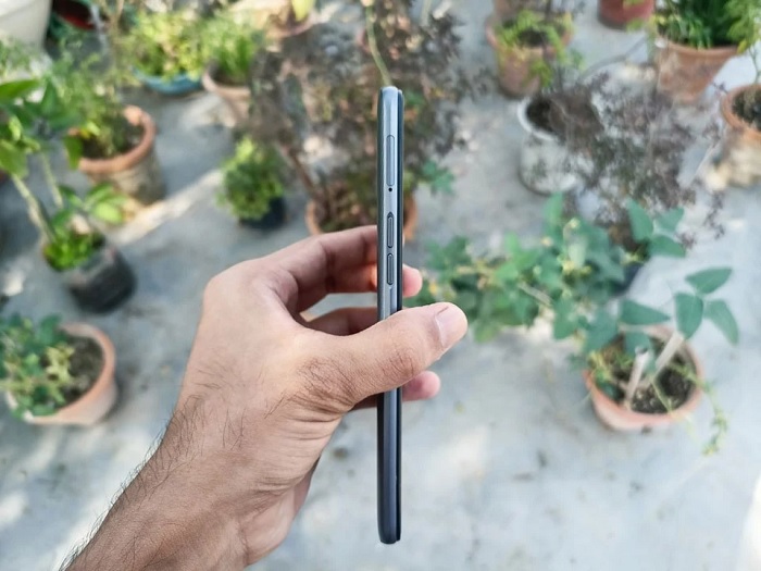 Cạnh bên phải của máy