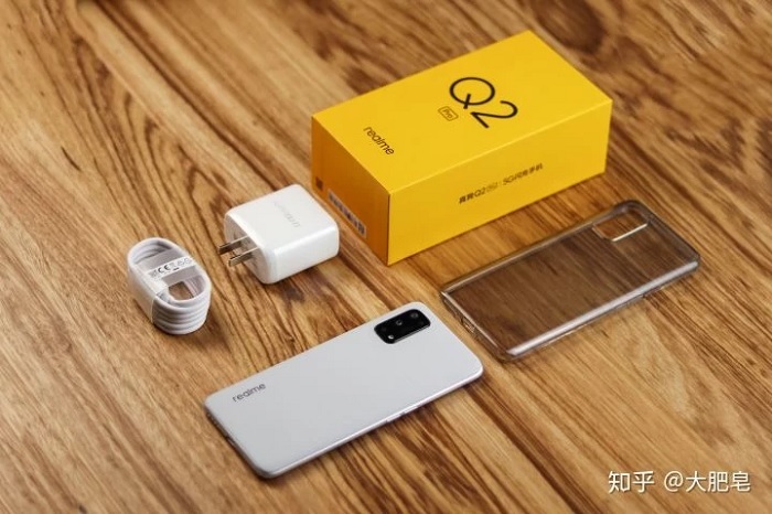 Các phụ kiện đi kèm Realme Q2 Pro