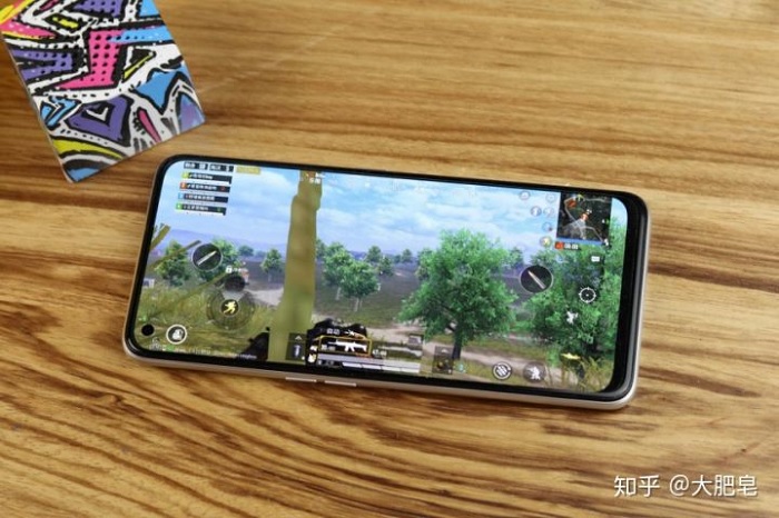 Realme Q2 Pro có viền bezel rất mỏng, tuy nhiên cạnh đáy vẫn còn hơi dày