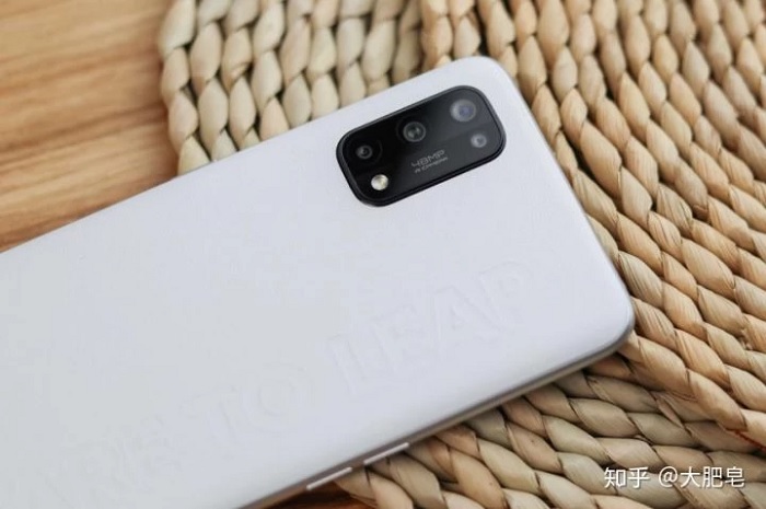 Cận cảnh camera trên Realme Q2 Pro