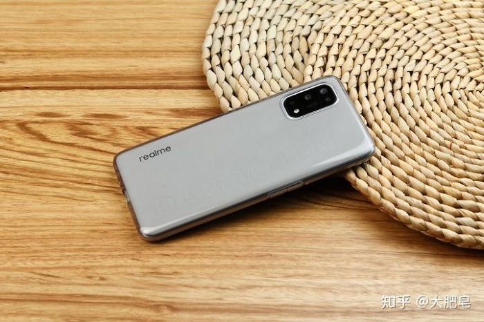 Realme Q2 Pro được bán với giá từ 5,5 triệu đồng với bản ROM 128GB và 6,2 triệu đồng với bản ROM 256GB, bắt đầu lên kệ từ ngày 1/11 tại Trung Quốc