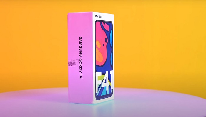 Mở hộp Galaxy F41 đầy đủ phụ kiện đi kèm ngoại trừ ốp lưng