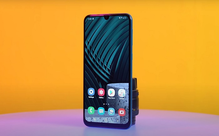 Cung cấp sức mạnh cho máy là con chip Exynos 9611