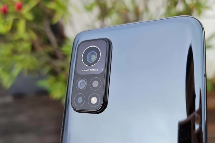 Camera sau của Mi 10T Pro bao gồm: cảm biến chính 108MP khẩu độ f/1.69, cảm biến góc siêu rộng 12MP cho góc chụp 123 độ, cảm biến macro 5MP. Trong khi phía trước là camera selfie với độ phân giải 20MP khẩu độ f/2.2