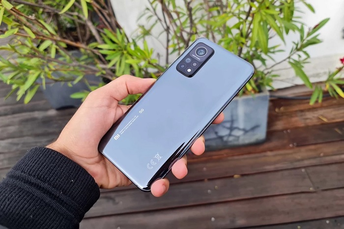 Mặt sau của Xiaomi Mi 10T Pro sáng bóng nhưng không sang trọng bằng dòng Mi 10