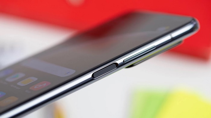 Mi 10T Pro sử dụng cảm biến vân tay được đặt dưới nút nguồn và nằm cạnh phím tăng giảm âm lượng. Thiết kế này tuy không bằng Mi 10 nhưng nó lại giúp người dùng thao tác nhanh hơn và tăng thêm vẻ quyến rũ cho mặt sau