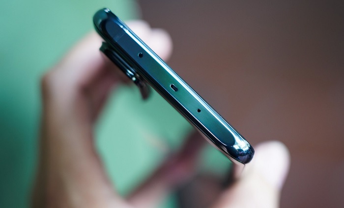 Cạnh trên của máy là vị trí của mic thu âm và một dải anten