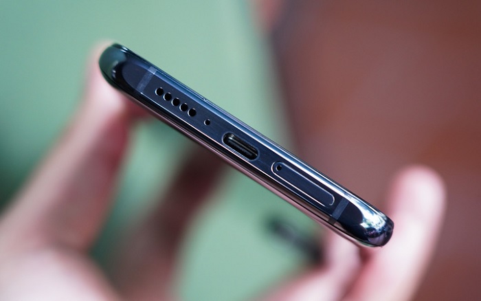 Cạnh dưới là hai dải anten, loa ngoài, mic thoại, cổng USB-C, khe cắm SIM kèm thẻ nhớ