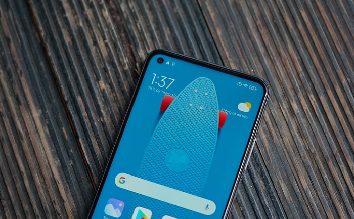 Cạnh trên của Mi 10T Pro 5G cũng đã được gọt mỏng đôi chút