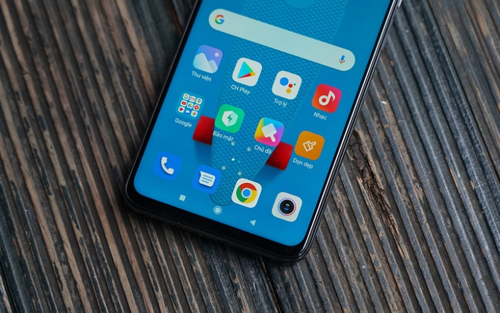 Cạnh dưới của máy vẫn cho cảm giác hơi dày