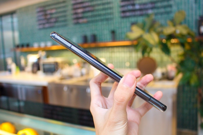 Cạnh trái là nơi đặt dải ăng ten