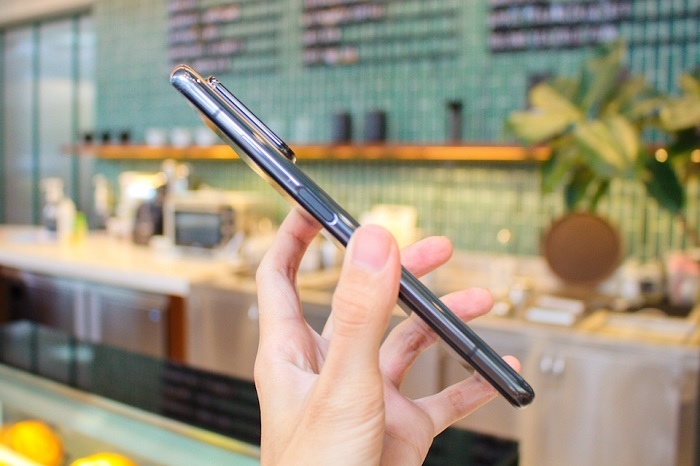 Cạnh phải cũng có hai dải anten, có thêm phím tăng giảm âm lượng và phím nguồn tích hợp cảm biến vân tay