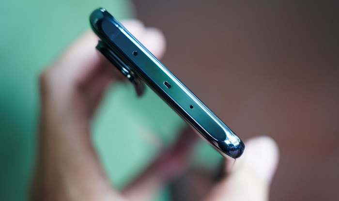 Cạnh trên gồm mic thu âm và dải ăng ten