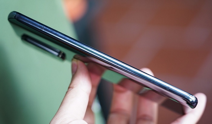 Cạnh trái trơn nhẵn