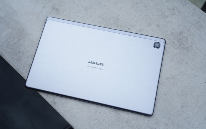 Mặt sau của Galaxy Tab A7 2020 trông giống như một sản phẩm cao cấp