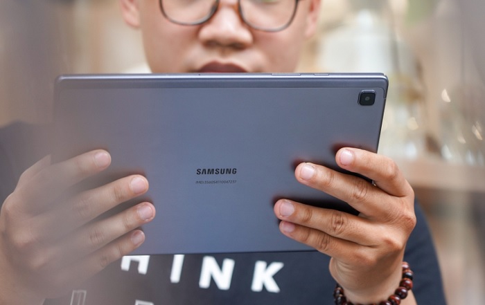 Toàn bộ mặt sau của Tab A7 2020 khi cầm trên tay